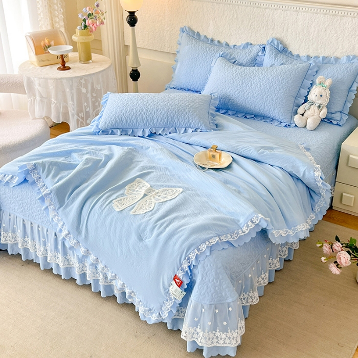 91家纺网 家纺一手货源 找家纺 2025韩版少女心法式公主风水洗棉蕾丝花边夏被床盖款四件套泡泡棉小竺棉凉蝴蝶结夏被床盖款四件套  蜜可儿-婴儿蓝