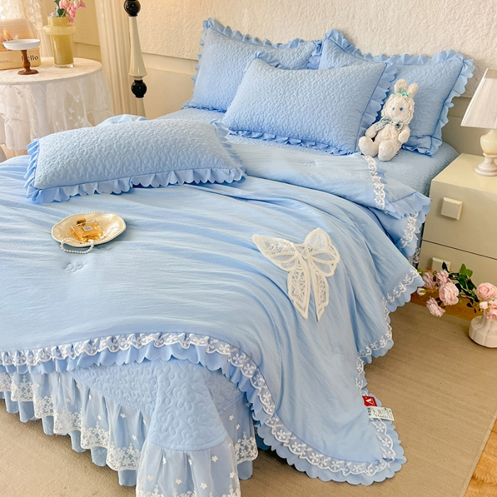 91家纺网 家纺一手货源 找家纺 2025韩版少女心法式公主风水洗棉蕾丝花边夏被床盖款四件套泡泡棉小竺棉凉蝴蝶结夏被床盖款四件套  蜜可儿-婴儿蓝