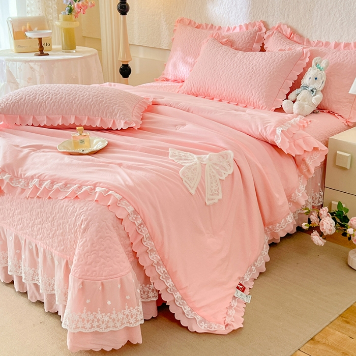 91家纺网 家纺一手货源 找家纺 2025韩版少女心法式公主风水洗棉蕾丝花边夏被床盖款四件套泡泡棉小竺棉凉蝴蝶结夏被床盖款四件套  蜜可儿-樱花粉