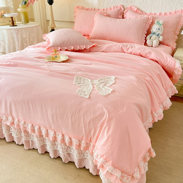 91家纺网 家纺一手货源 找家纺 2025韩版少女心法式公主风水洗棉蕾丝花边夏被床盖款四件套泡泡棉小竺棉凉蝴蝶结夏被床盖款四件套  蜜可儿-樱花粉