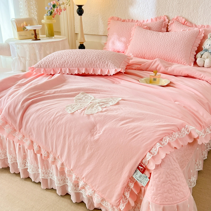 91家纺网 家纺一手货源 找家纺 2025韩版少女心法式公主风水洗棉蕾丝花边夏被床盖款四件套泡泡棉小竺棉凉蝴蝶结夏被床盖款四件套  蜜可儿-樱花粉