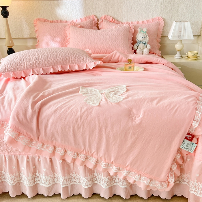 91家纺网 家纺一手货源 找家纺 2025韩版少女心法式公主风水洗棉蕾丝花边夏被床盖款四件套泡泡棉小竺棉凉蝴蝶结夏被床盖款四件套  蜜可儿-樱花粉