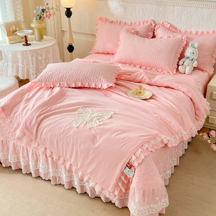 91家纺网 家纺一手货源 找家纺 2025韩版少女心法式公主风水洗棉蕾丝花边夏被床盖款四件套泡泡棉小竺棉凉蝴蝶结夏被床盖款四件套  蜜可儿-樱花粉
