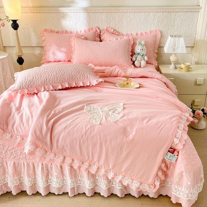 91家纺网 家纺一手货源 找家纺 2025韩版少女心法式公主风水洗棉蕾丝花边夏被床盖款四件套泡泡棉小竺棉凉蝴蝶结夏被床盖款四件套  蜜可儿-樱花粉