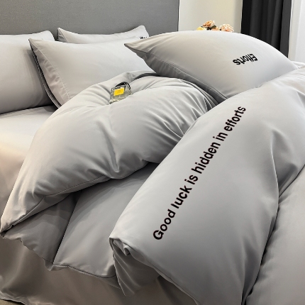 91家纺网 家纺一手货源 找家纺 （总）2025新款 专版花型 A类 精工刺绣高克重云朵亲肤棉四件套直播首选--励志