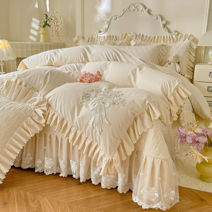 91家纺网 家纺一手货源 找家纺 漫布云家纺2025春夏新品韩版甜美公主风超柔水洗棉床盖四件套刺绣针织棉双层纱纯棉棉麻全棉少女心夹棉床裙款夏被款床盖 花夕—奶油白 