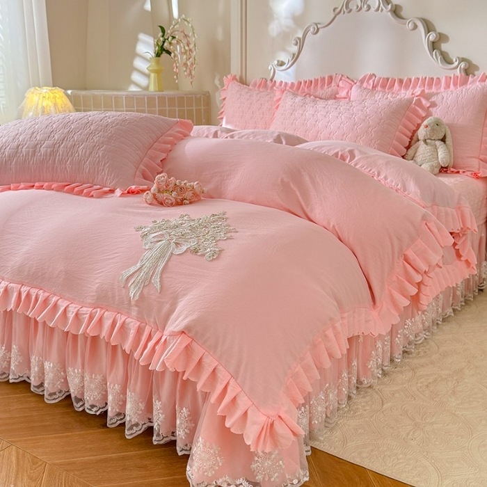 91家纺网 家纺一手货源 找家纺 漫布云家纺2025春夏新品韩版甜美公主风超柔水洗棉床盖四件套刺绣针织棉双层纱纯棉棉麻全棉少女心夹棉床裙款夏被款床盖 花夕-樱花粉