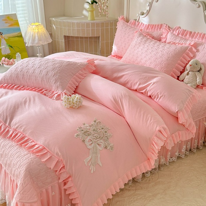 91家纺网 家纺一手货源 找家纺 漫布云家纺2025春夏新品韩版甜美公主风超柔水洗棉床盖四件套刺绣针织棉双层纱纯棉棉麻全棉少女心夹棉床裙款夏被款床盖 花夕-樱花粉