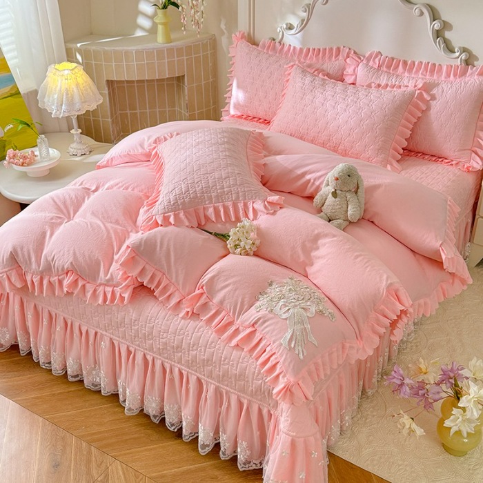 91家纺网 家纺一手货源 找家纺 漫布云家纺2025春夏新品韩版甜美公主风超柔水洗棉床盖四件套刺绣针织棉双层纱纯棉棉麻全棉少女心夹棉床裙款夏被款床盖 花夕-樱花粉