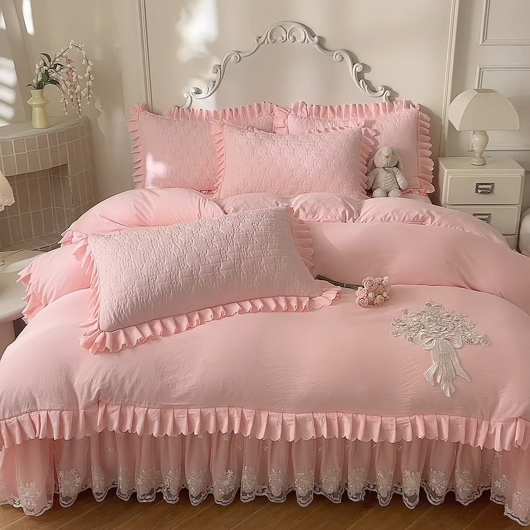 91家纺网 家纺一手货源 找家纺 漫布云家纺2025春夏新品韩版甜美公主风超柔水洗棉床盖四件套刺绣针织棉双层纱纯棉棉麻全棉少女心夹棉床裙款夏被款床盖 花夕-樱花粉