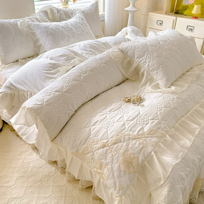 91家纺网 家纺一手货源 找家纺 苏米娜家纺2025春夏韩版法式公主风水洗棉床盖款多功能被套 夏被床盖四件套多功能二合一水洗棉夹泡泡棉小竺棉棉床裙款  香榭丽-奶昔白