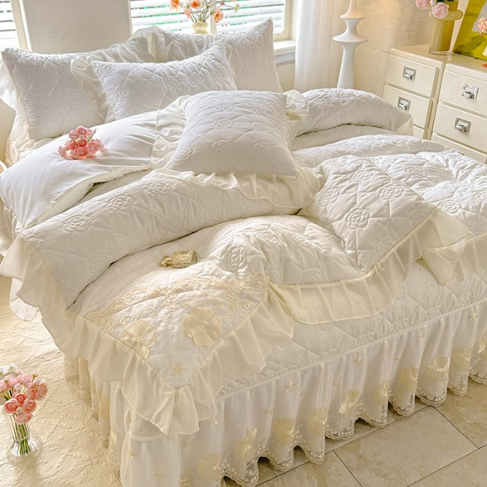 91家纺网 家纺一手货源 找家纺 苏米娜家纺2025春夏韩版法式公主风水洗棉床盖款多功能被套 夏被床盖四件套多功能二合一水洗棉夹泡泡棉小竺棉棉床裙款  香榭丽-奶昔白