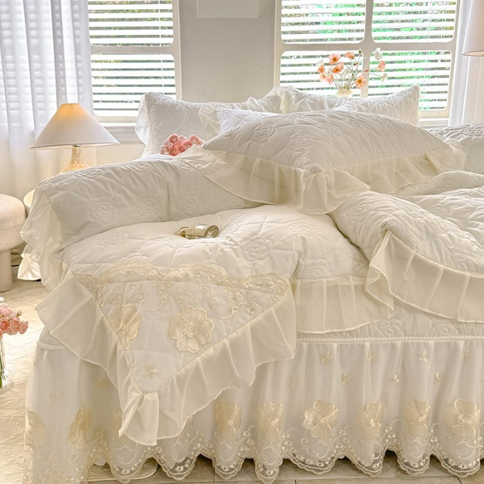 91家纺网 家纺一手货源 找家纺 苏米娜家纺2025春夏韩版法式公主风水洗棉床盖款多功能被套 夏被床盖四件套多功能二合一水洗棉夹泡泡棉小竺棉棉床裙款  香榭丽-奶昔白