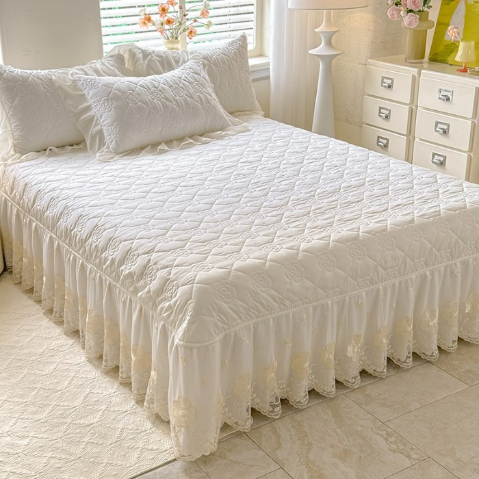 91家纺网 家纺一手货源 找家纺 苏米娜家纺2025春夏韩版法式公主风水洗棉床盖款多功能被套 夏被床盖四件套多功能二合一水洗棉夹泡泡棉小竺棉棉床裙款  香榭丽-奶昔白