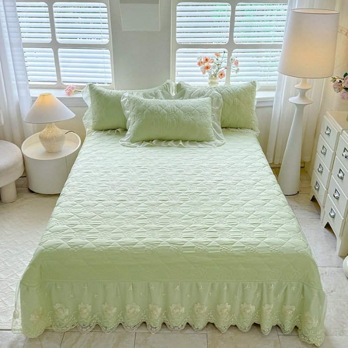 91家纺网 家纺一手货源 找家纺 苏米娜家纺2025春夏韩版法式公主风水洗棉床盖款多功能被套 夏被床盖四件套多功能二合一水洗棉夹泡泡棉小竺棉棉床裙款  香榭丽-新芽绿