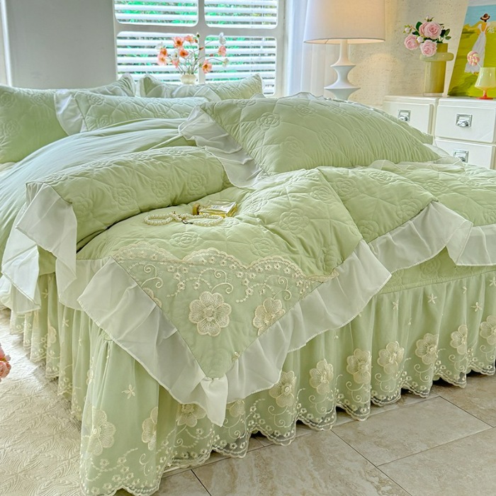 91家纺网 家纺一手货源 找家纺 苏米娜家纺2025春夏韩版法式公主风水洗棉床盖款多功能被套 夏被床盖四件套多功能二合一水洗棉夹泡泡棉小竺棉棉床裙款  香榭丽-新芽绿