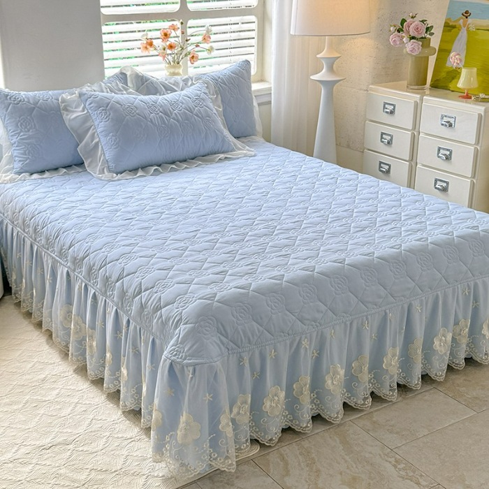 91家纺网 家纺一手货源 找家纺 苏米娜家纺2025春夏韩版法式公主风水洗棉床盖款多功能被套 夏被床盖四件套多功能二合一水洗棉夹泡泡棉小竺棉棉床裙款  香榭丽-婴儿蓝 