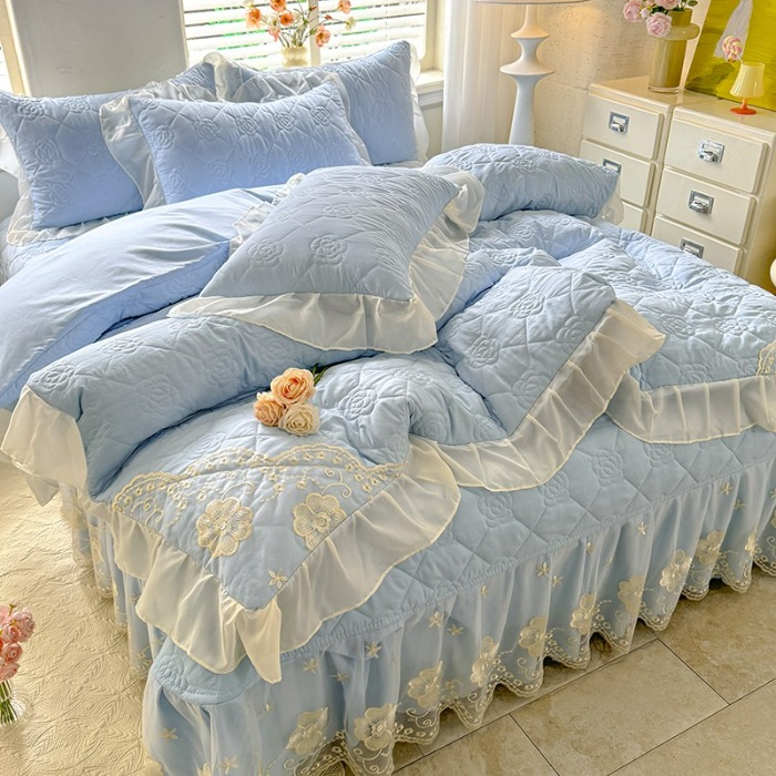 91家纺网 家纺一手货源 找家纺 苏米娜家纺2025春夏韩版法式公主风水洗棉床盖款多功能被套 夏被床盖四件套多功能二合一水洗棉夹泡泡棉小竺棉棉床裙款  香榭丽-婴儿蓝 