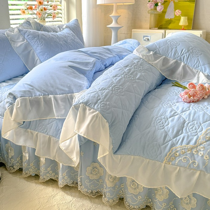 91家纺网 家纺一手货源 找家纺 苏米娜家纺2025春夏韩版法式公主风水洗棉床盖款多功能被套 夏被床盖四件套多功能二合一水洗棉夹泡泡棉小竺棉棉床裙款  香榭丽-婴儿蓝 