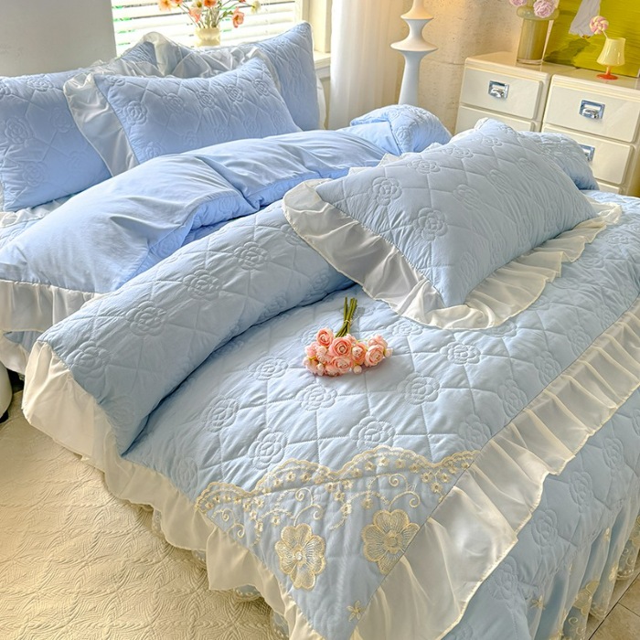 91家纺网 家纺一手货源 找家纺 苏米娜家纺2025春夏韩版法式公主风水洗棉床盖款多功能被套 夏被床盖四件套多功能二合一水洗棉夹泡泡棉小竺棉棉床裙款  香榭丽-婴儿蓝 