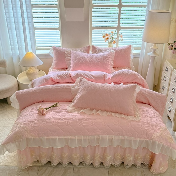 91家纺网 家纺一手货源 找家纺 苏米娜家纺2025春夏韩版法式公主风水洗棉床盖款多功能被套 夏被床盖四件套多功能二合一水洗棉夹泡泡棉小竺棉棉床裙款 香榭丽-樱花粉