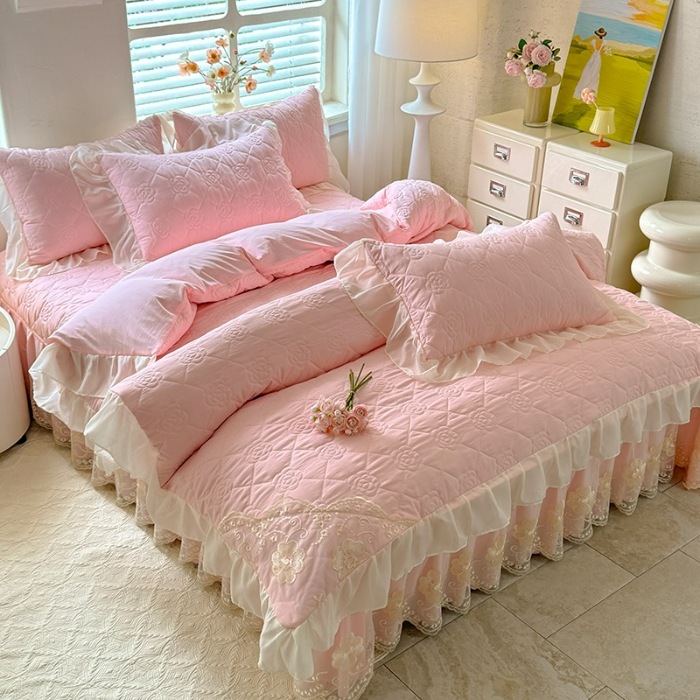 91家纺网 家纺一手货源 找家纺 苏米娜家纺2025春夏韩版法式公主风水洗棉床盖款多功能被套 夏被床盖四件套多功能二合一水洗棉夹泡泡棉小竺棉棉床裙款 香榭丽-樱花粉