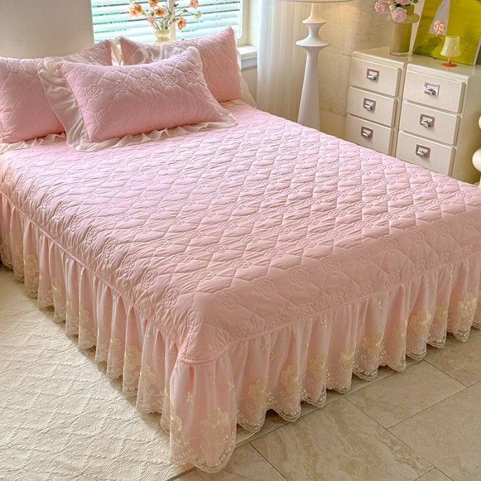 91家纺网 家纺一手货源 找家纺 苏米娜家纺2025春夏韩版法式公主风水洗棉床盖款多功能被套 夏被床盖四件套多功能二合一水洗棉夹泡泡棉小竺棉棉床裙款 香榭丽-樱花粉