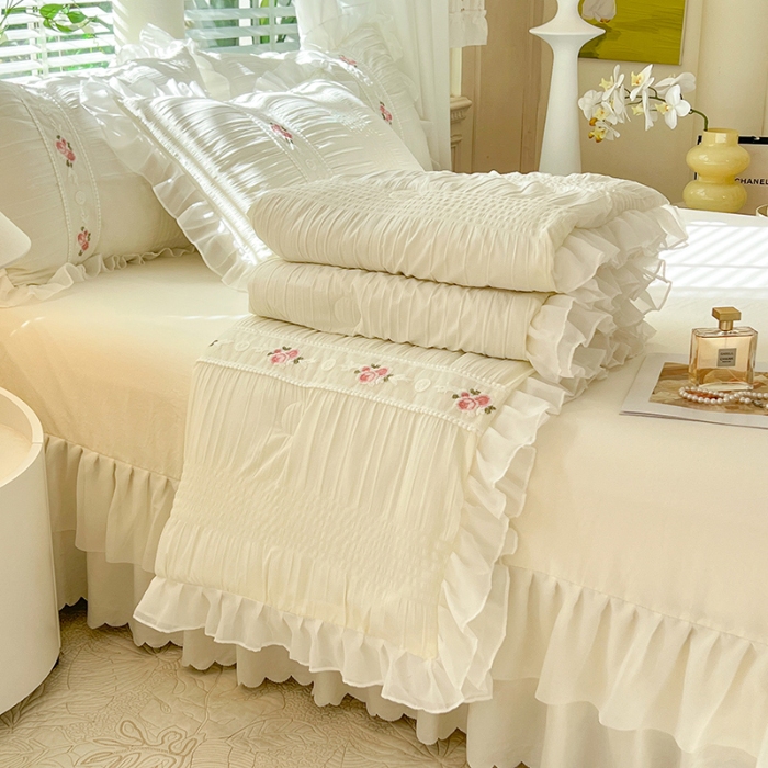 91家纺网 家纺一手货源 找家纺 （总）舒咪欧 2025新款床裙床盖款泡泡纱纯色韩版绣花水洗棉花边法式公主风夏被四件套