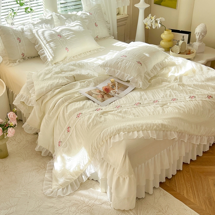 91家纺网 家纺一手货源 找家纺 （总）舒咪欧 2025新款床裙床盖款泡泡纱纯色韩版绣花水洗棉花边法式公主风夏被四件套