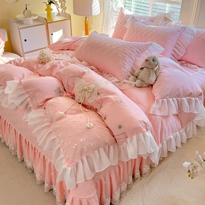 91家纺网 家纺一手货源 找家纺 （总）苏米娜家纺2025春夏新品韩版甜美公主风全棉双层纱水洗棉床盖四件套刺绣针织棉双层纱纯棉棉麻全棉少女心夹棉床裙款夏被款床盖四件套 幻蝶-樱花粉