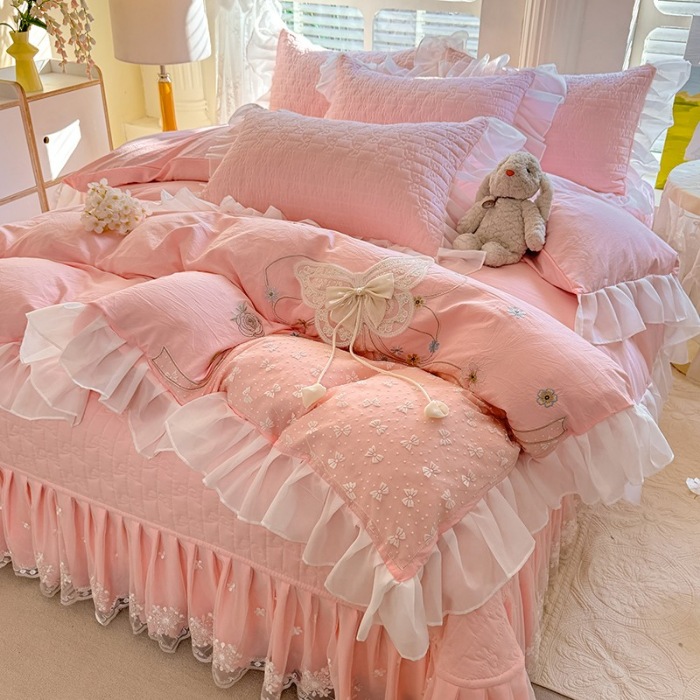 91家纺网 家纺一手货源 找家纺 （总）苏米娜家纺2025春夏新品韩版甜美公主风全棉双层纱水洗棉床盖四件套刺绣针织棉双层纱纯棉棉麻全棉少女心夹棉床裙款夏被款床盖四件套 幻蝶-樱花粉