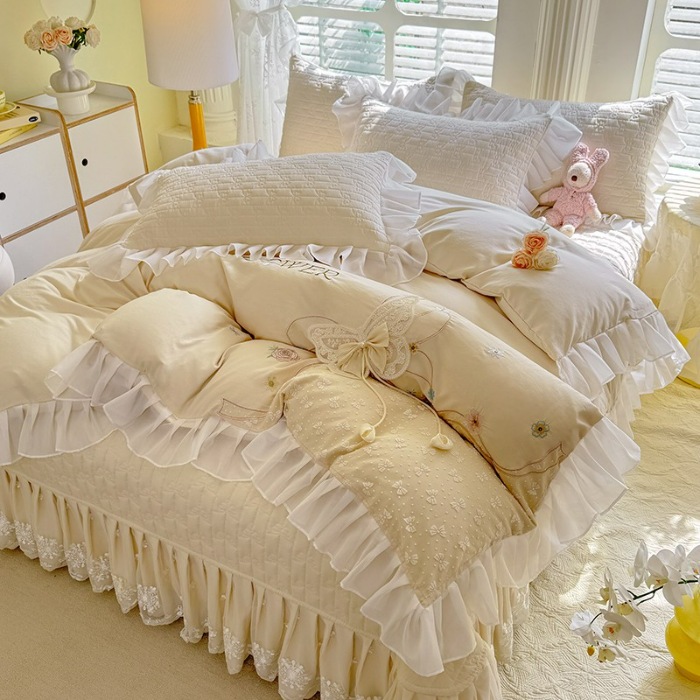 91家纺网 家纺一手货源 找家纺 苏米娜家纺2025春夏新品韩版甜美公主风超柔水洗棉床盖四件套刺绣针织棉双层纱纯棉棉麻全棉少女心夹棉床裙款夏被款床盖四件套 幻蝶—奶油白 