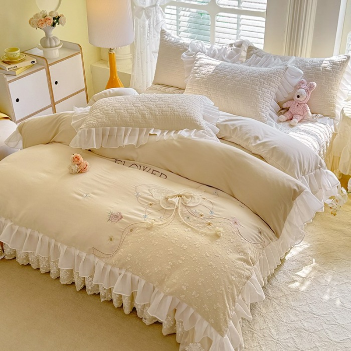 91家纺网 家纺一手货源 找家纺 苏米娜家纺2025春夏新品韩版甜美公主风超柔水洗棉床盖四件套刺绣针织棉双层纱纯棉棉麻全棉少女心夹棉床裙款夏被款床盖四件套 幻蝶—奶油白 