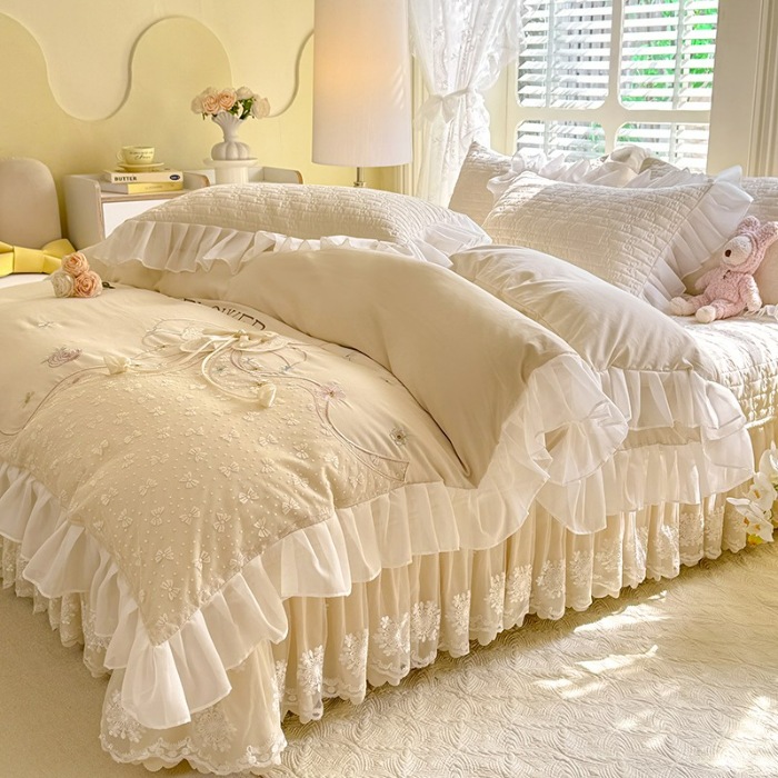 91家纺网 家纺一手货源 找家纺 苏米娜家纺2025春夏新品韩版甜美公主风超柔水洗棉床盖四件套刺绣针织棉双层纱纯棉棉麻全棉少女心夹棉床裙款夏被款床盖四件套 幻蝶—奶油白 