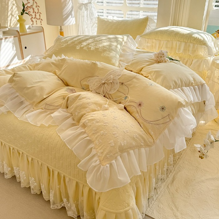 91家纺网 家纺一手货源 找家纺 苏米娜家纺2025春夏新品韩版甜美公主风超柔水洗棉床盖四件套刺绣针织棉双层纱纯棉棉麻全棉少女心夹棉床裙款夏被款床盖四件套 幻蝶-嫩黄