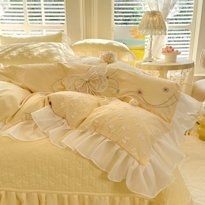 91家纺网 家纺一手货源 找家纺 苏米娜家纺2025春夏新品韩版甜美公主风超柔水洗棉床盖四件套刺绣针织棉双层纱纯棉棉麻全棉少女心夹棉床裙款夏被款床盖四件套 幻蝶-嫩黄