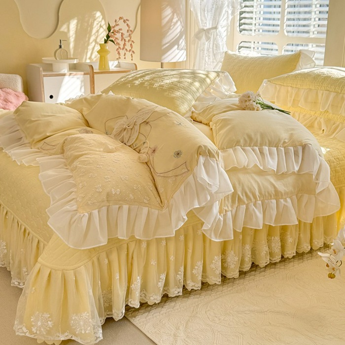 91家纺网 家纺一手货源 找家纺 苏米娜家纺2025春夏新品韩版甜美公主风超柔水洗棉床盖四件套刺绣针织棉双层纱纯棉棉麻全棉少女心夹棉床裙款夏被款床盖四件套 幻蝶-嫩黄