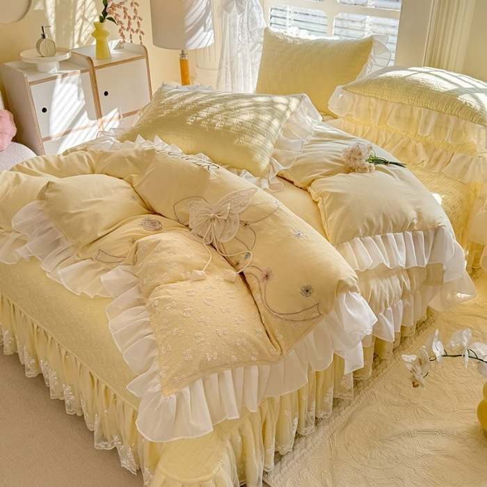 91家纺网 家纺一手货源 找家纺 苏米娜家纺2025春夏新品韩版甜美公主风超柔水洗棉床盖四件套刺绣针织棉双层纱纯棉棉麻全棉少女心夹棉床裙款夏被款床盖四件套 幻蝶-嫩黄