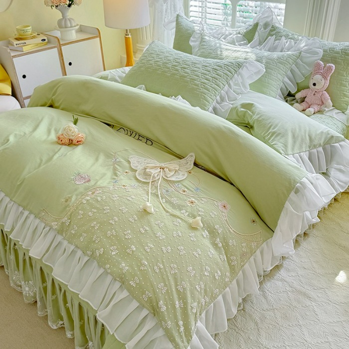 91家纺网 家纺一手货源 找家纺 苏米娜家纺2025春夏新品韩版甜美公主风超柔水洗棉床盖四件套刺绣针织棉双层纱纯棉棉麻全棉少女心夹棉床裙款夏被款床盖四件套  幻蝶-嫩芽绿 