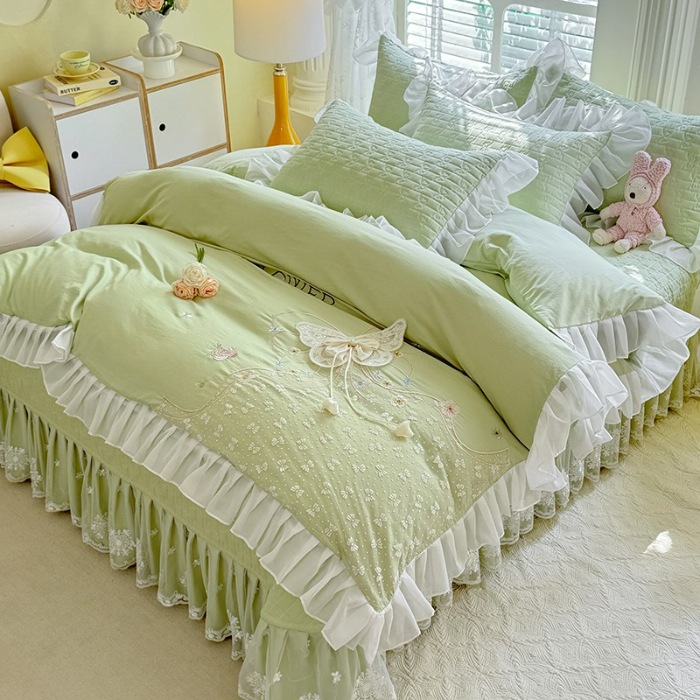 91家纺网 家纺一手货源 找家纺 苏米娜家纺2025春夏新品韩版甜美公主风超柔水洗棉床盖四件套刺绣针织棉双层纱纯棉棉麻全棉少女心夹棉床裙款夏被款床盖四件套  幻蝶-嫩芽绿 