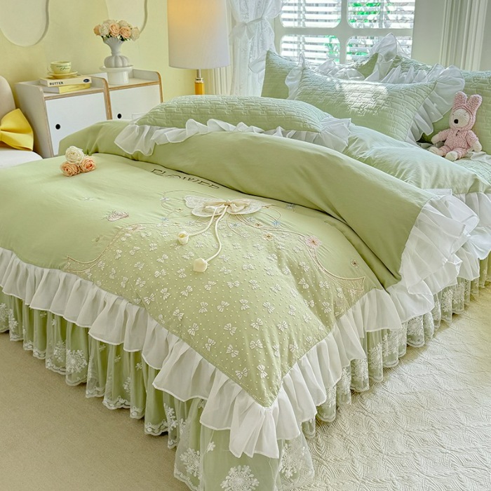 91家纺网 家纺一手货源 找家纺 苏米娜家纺2025春夏新品韩版甜美公主风超柔水洗棉床盖四件套刺绣针织棉双层纱纯棉棉麻全棉少女心夹棉床裙款夏被款床盖四件套  幻蝶-嫩芽绿 