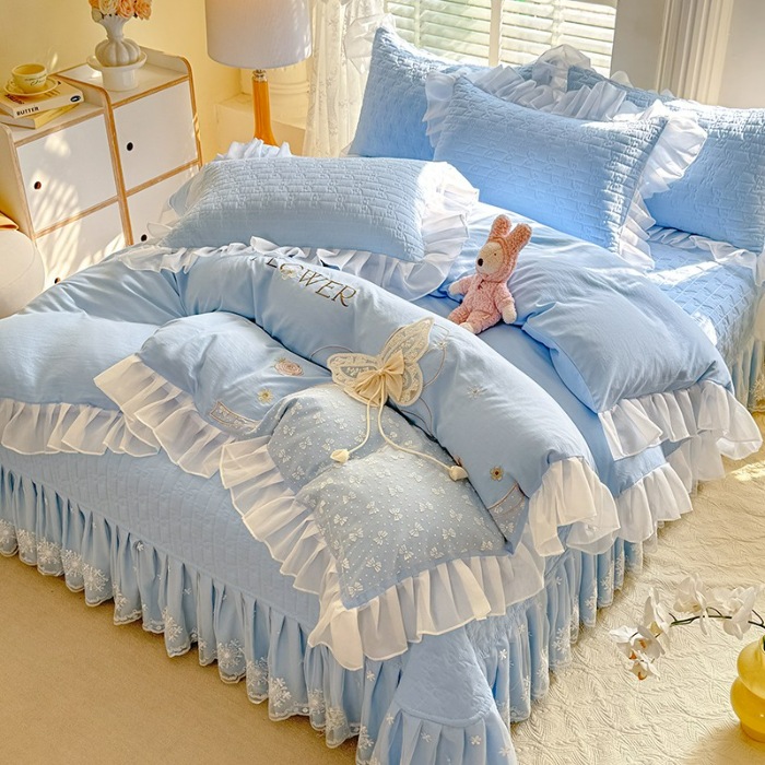 91家纺网 家纺一手货源 找家纺 苏米娜家纺2025春夏新品韩版甜美公主风超柔水洗棉床盖四件套刺绣针织棉双层纱纯棉棉麻全棉少女心夹棉床裙款夏被款床盖四件套 幻蝶-婴儿蓝 