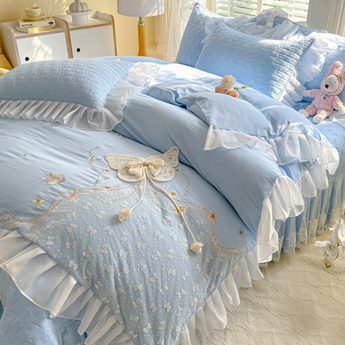 91家纺网 家纺一手货源 找家纺 苏米娜家纺2025春夏新品韩版甜美公主风超柔水洗棉床盖四件套刺绣针织棉双层纱纯棉棉麻全棉少女心夹棉床裙款夏被款床盖四件套 幻蝶-婴儿蓝 