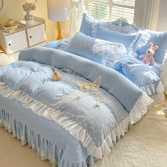 91家纺网 家纺一手货源 找家纺 苏米娜家纺2025春夏新品韩版甜美公主风超柔水洗棉床盖四件套刺绣针织棉双层纱纯棉棉麻全棉少女心夹棉床裙款夏被款床盖四件套 幻蝶-婴儿蓝 