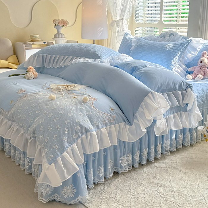 91家纺网 家纺一手货源 找家纺 苏米娜家纺2025春夏新品韩版甜美公主风超柔水洗棉床盖四件套刺绣针织棉双层纱纯棉棉麻全棉少女心夹棉床裙款夏被款床盖四件套 幻蝶-婴儿蓝 