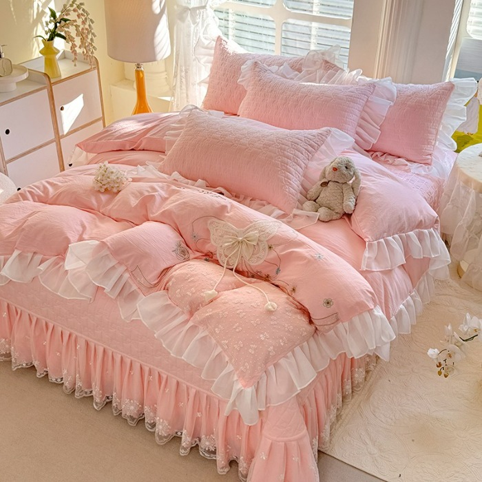 91家纺网 家纺一手货源 找家纺 苏米娜家纺2025春夏新品韩版甜美公主风超柔水洗棉床盖四件套刺绣针织棉双层纱纯棉棉麻全棉少女心夹棉床裙款夏被款床盖四件套 幻蝶-樱花粉