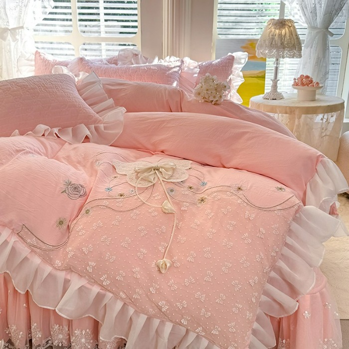 91家纺网 家纺一手货源 找家纺 苏米娜家纺2025春夏新品韩版甜美公主风超柔水洗棉床盖四件套刺绣针织棉双层纱纯棉棉麻全棉少女心夹棉床裙款夏被款床盖四件套 幻蝶-樱花粉