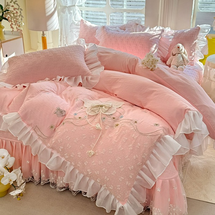 91家纺网 家纺一手货源 找家纺 苏米娜家纺2025春夏新品韩版甜美公主风超柔水洗棉床盖四件套刺绣针织棉双层纱纯棉棉麻全棉少女心夹棉床裙款夏被款床盖四件套 幻蝶-樱花粉