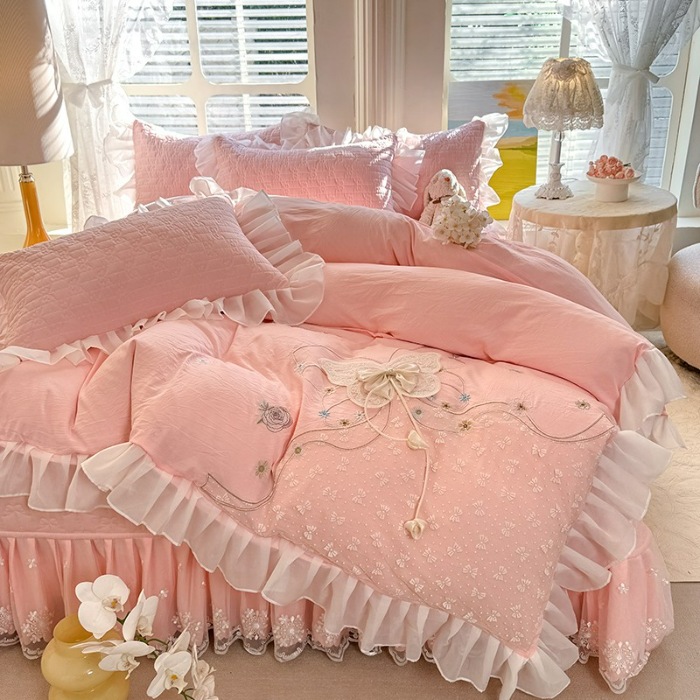 91家纺网 家纺一手货源 找家纺 苏米娜家纺2025春夏新品韩版甜美公主风超柔水洗棉床盖四件套刺绣针织棉双层纱纯棉棉麻全棉少女心夹棉床裙款夏被款床盖四件套 幻蝶-樱花粉