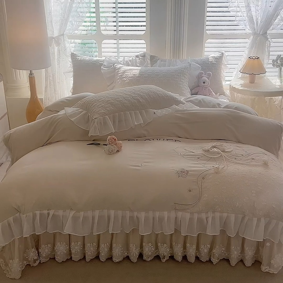 91家纺网 家纺一手货源 找家纺 苏米娜家纺2025春夏新品韩版甜美公主风超柔水洗棉床盖四件套刺绣针织棉双层纱纯棉棉麻全棉少女心夹棉床裙款夏被款床盖四件套 幻蝶—奶油白 